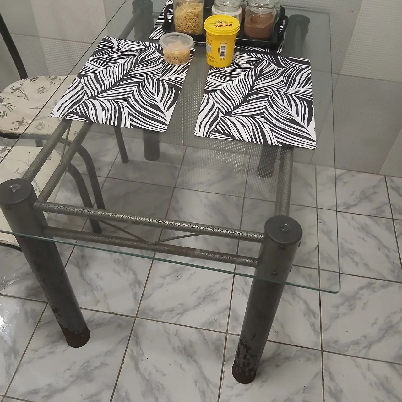 Vendo uma mesa de vidro 4 cadeiras 