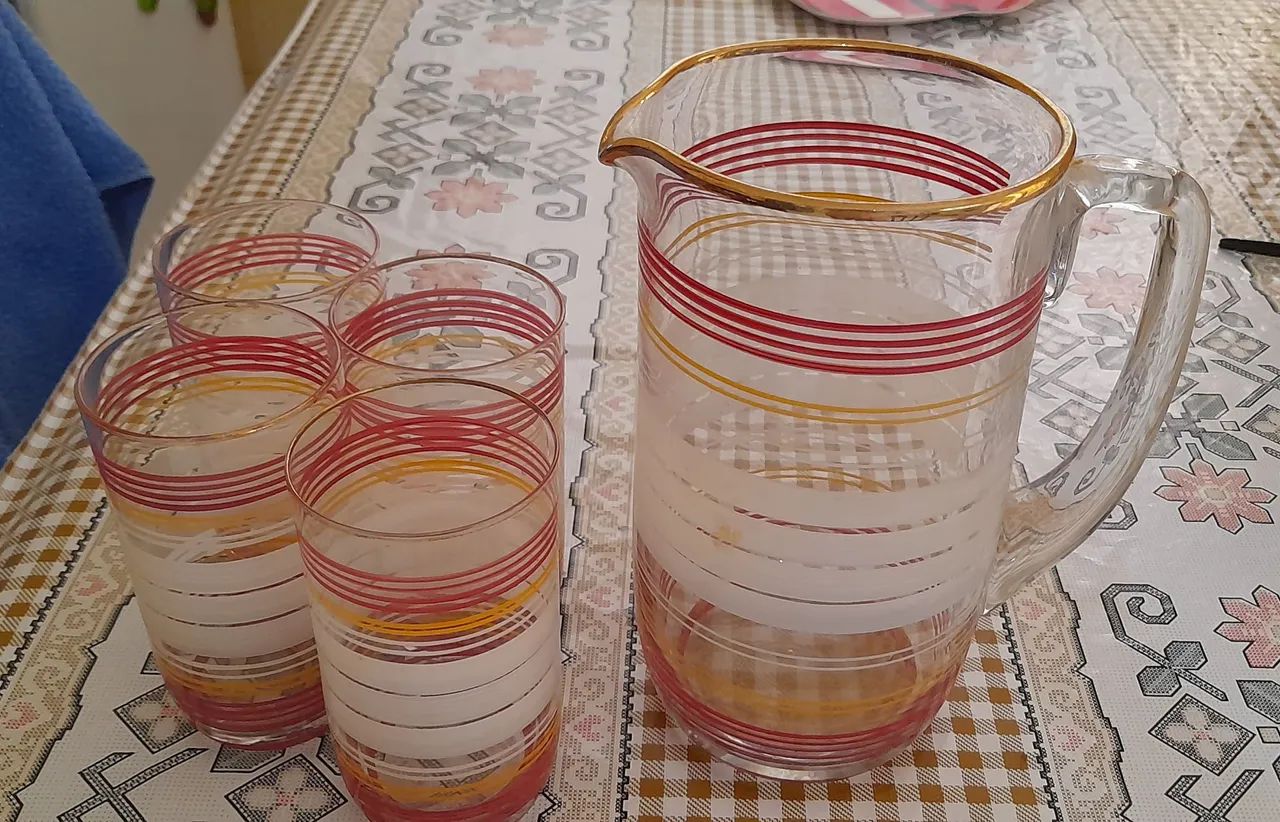 Conjunto de 4 copos e jarra em vidro antigo - Foto 4