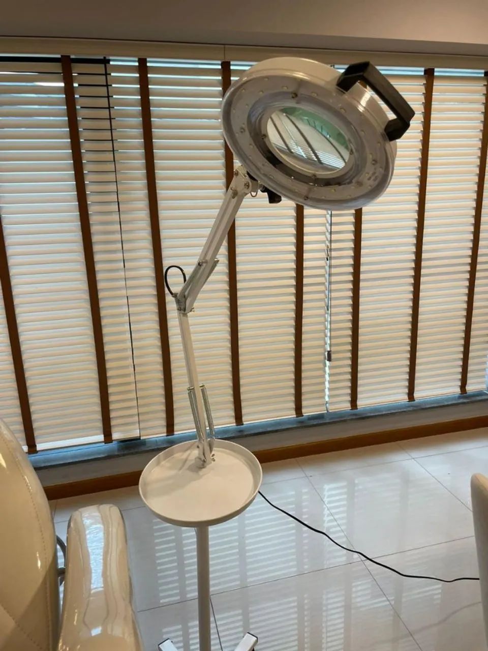 Lupa com iluminação LED Autovolt com tripé - Estek - Foto 2