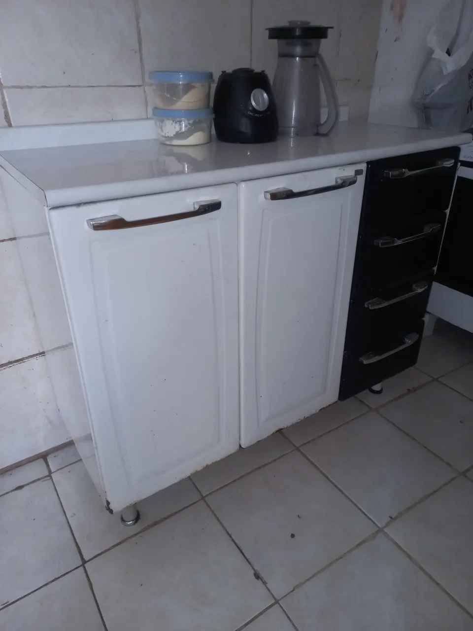 Armário de cozinha com 4 gavetas e 2 portas