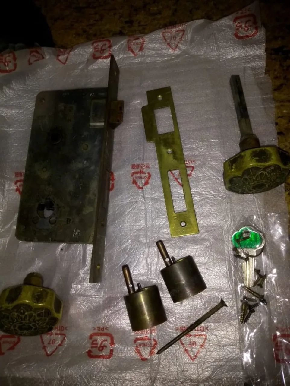 Vende-se fechadura Arouca com mais de 20 anos de idade, em latão, esta em perfeito estado 
