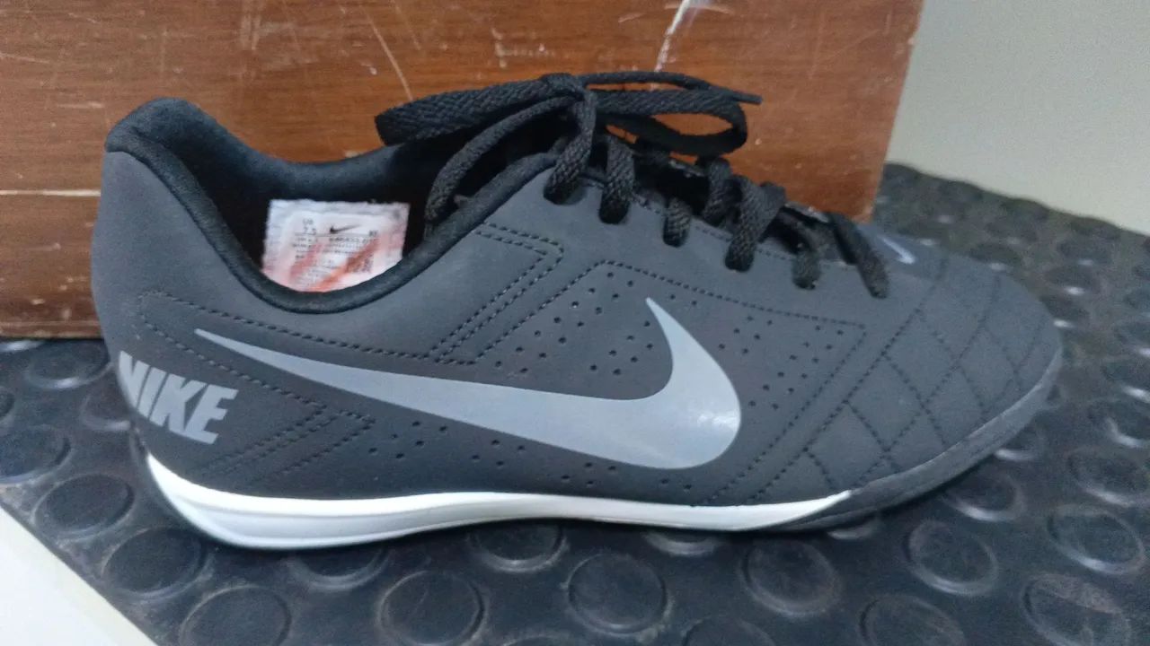 Chuteira  Nike futasal Masculino - Tamanho 39 - Foto 2