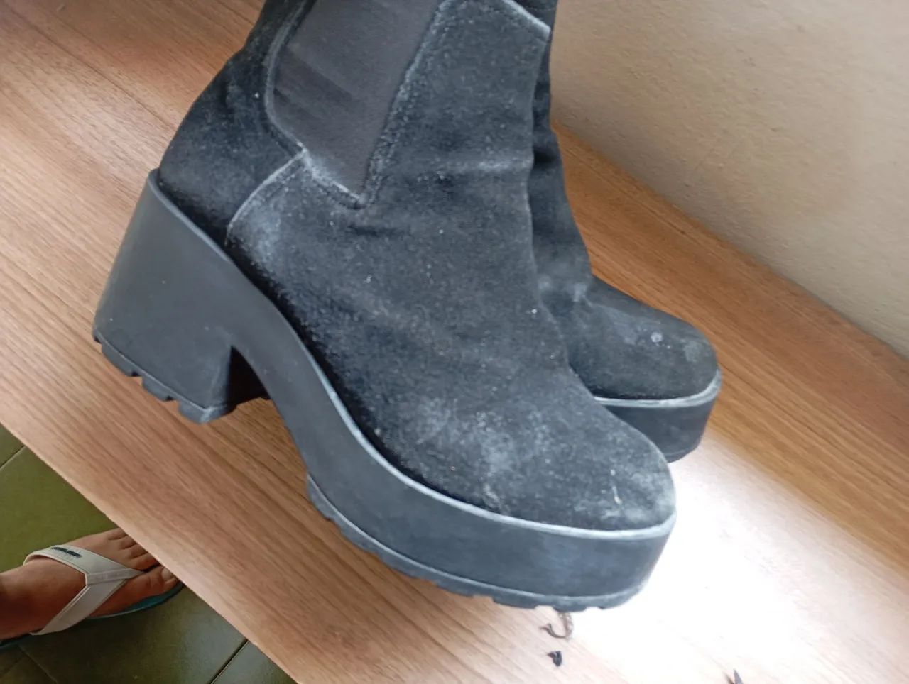 Bota preta de cano curto carmim - Foto 2