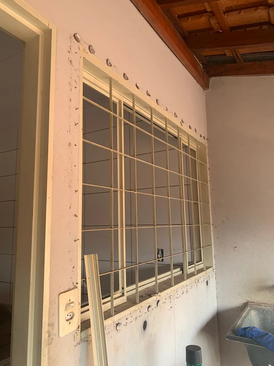 3 Janelas com grade 1,50 x 1,00 - Foto 3