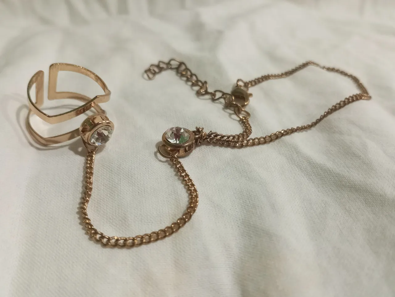 Anel e pulseira com corrente dourado