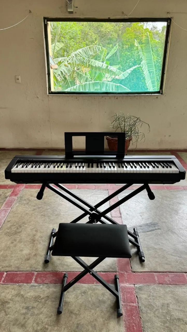 Piano Yamaha P45B com banqueta, apoio e capa. Somente retirada no local.  - Foto 2