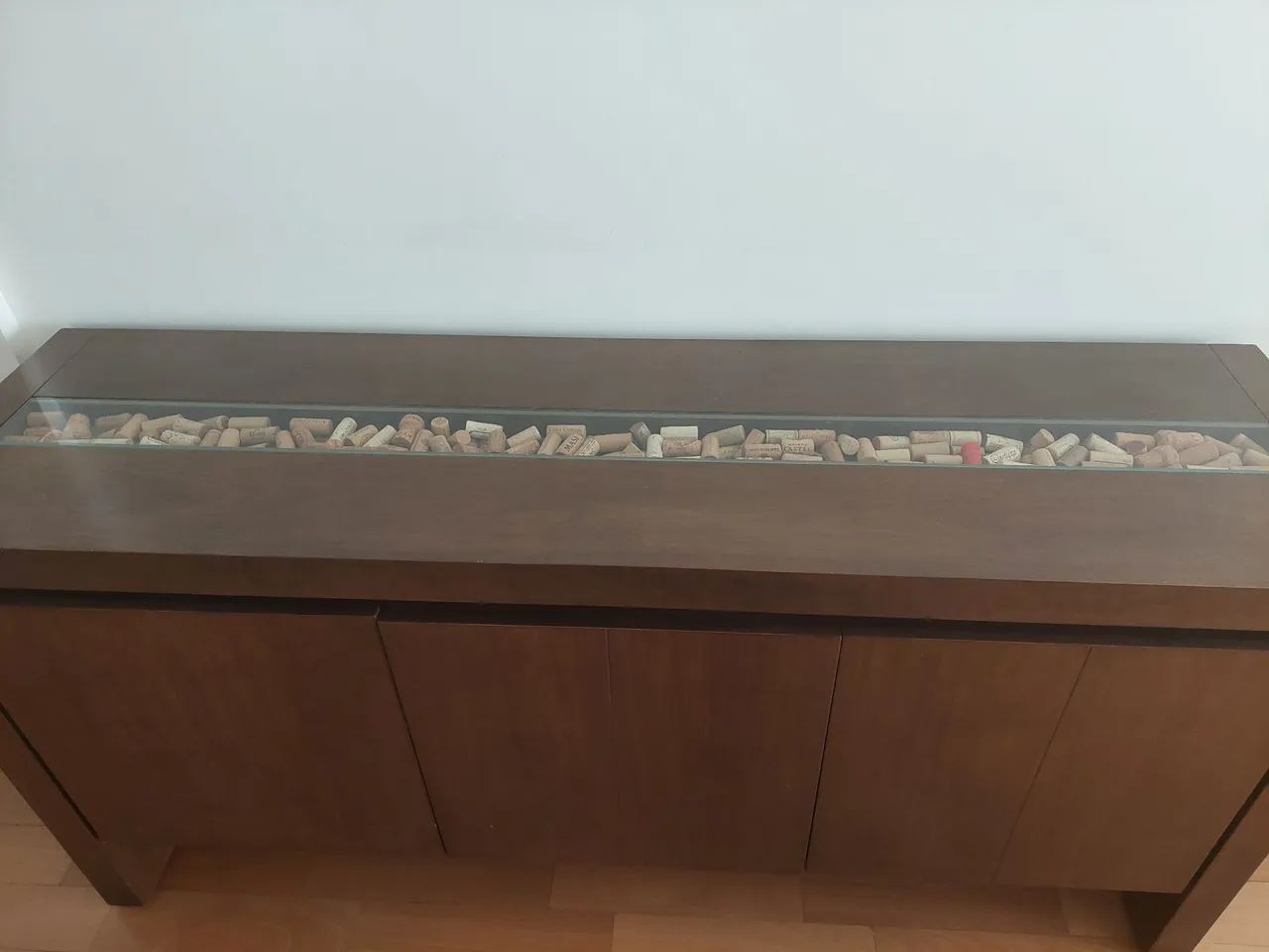 Conjunto em madeira semi novo mesa jantar + 6 cadeiras + aparador marca Dunelli House  - Foto 4