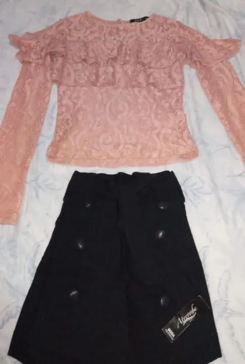 Blusa de renda rosa e saia preta para menina