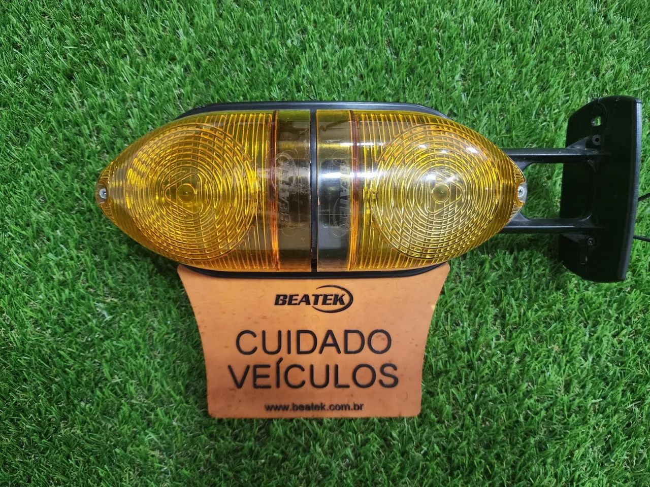 Sinalizador luminoso de entrada e saída de veículos 