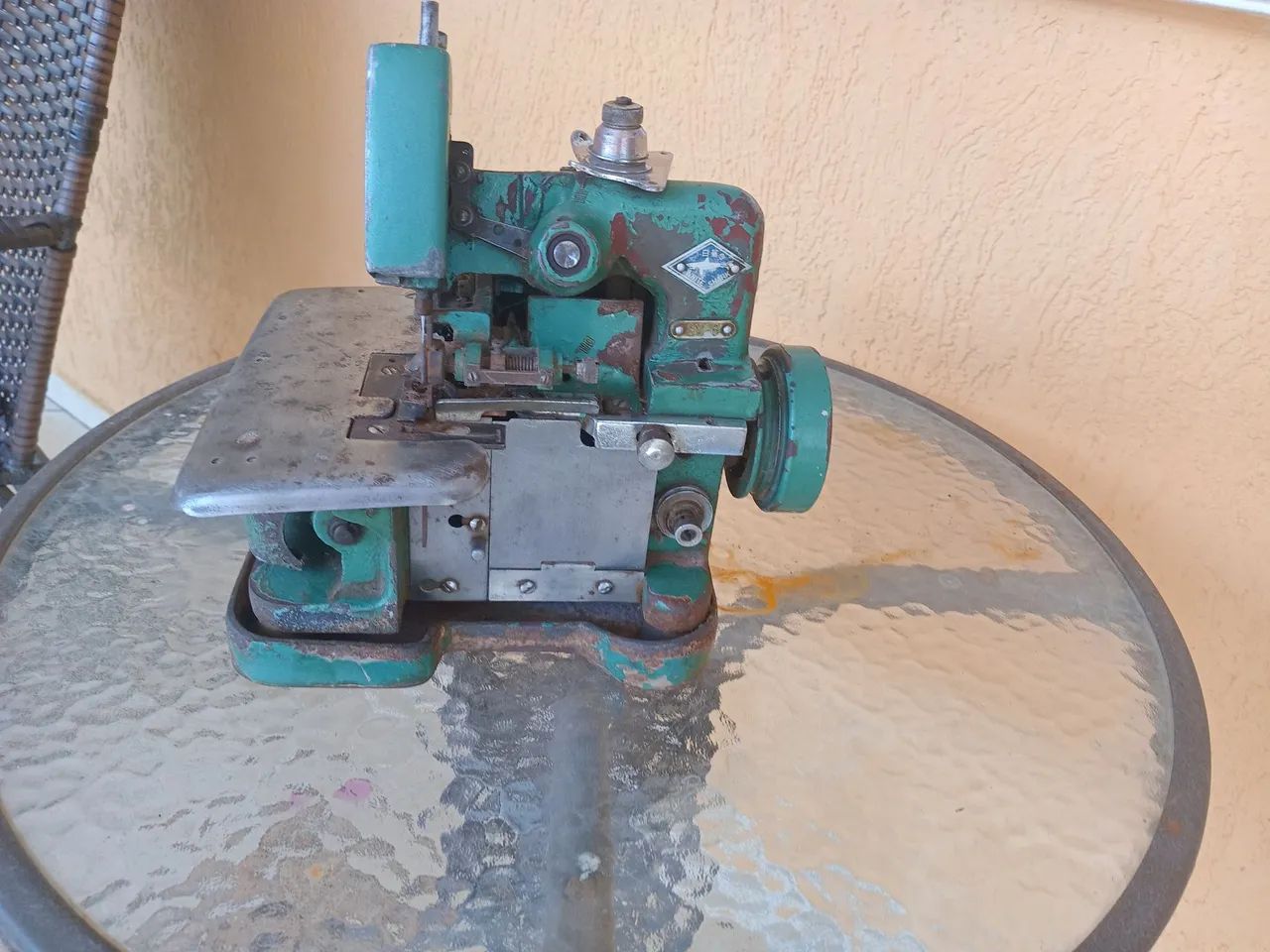 Máquina de Costura Overlock Industrial