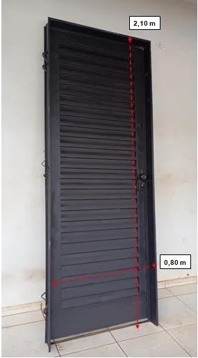 Porta 80 cm x 210 cm.  Ótimo estado. Usada. Acompanha portal e fechadura com chave. - Foto 3