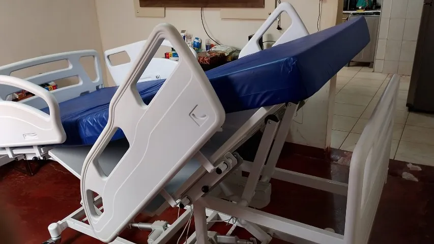 Cama hospitalar, elétrica, 8 movimentos, com controle remoto