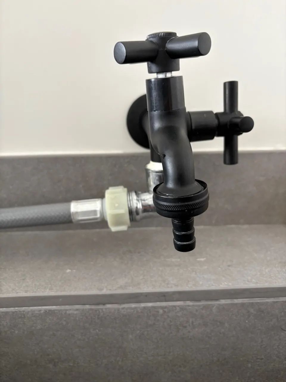 Torneira Duas Saídas Lavanderia metal Preto Fosco