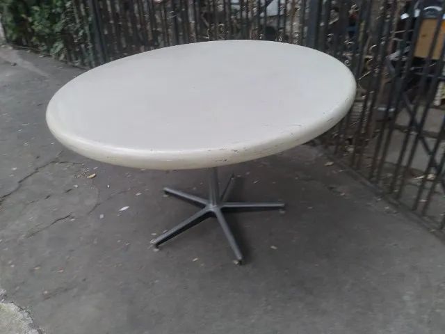 Mesa redonda em fibra branca... - Foto 2
