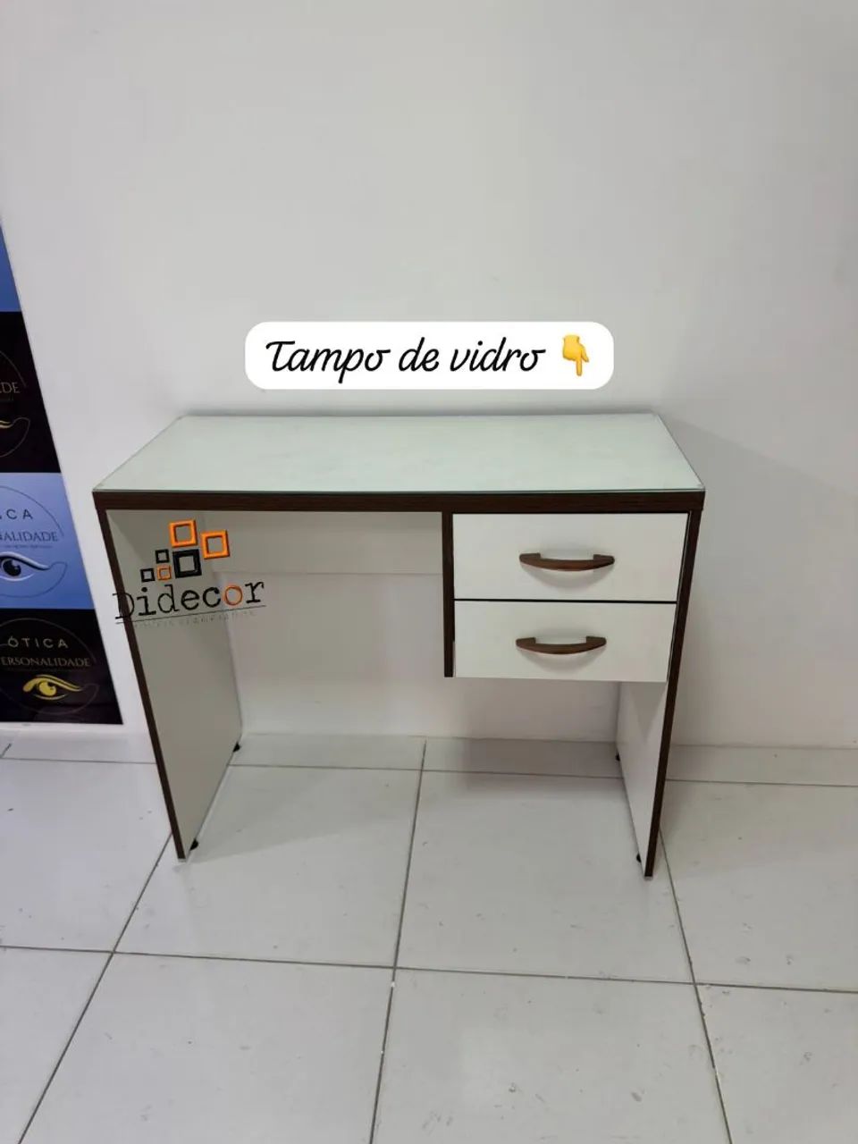Mesa com tampo de vidro 
