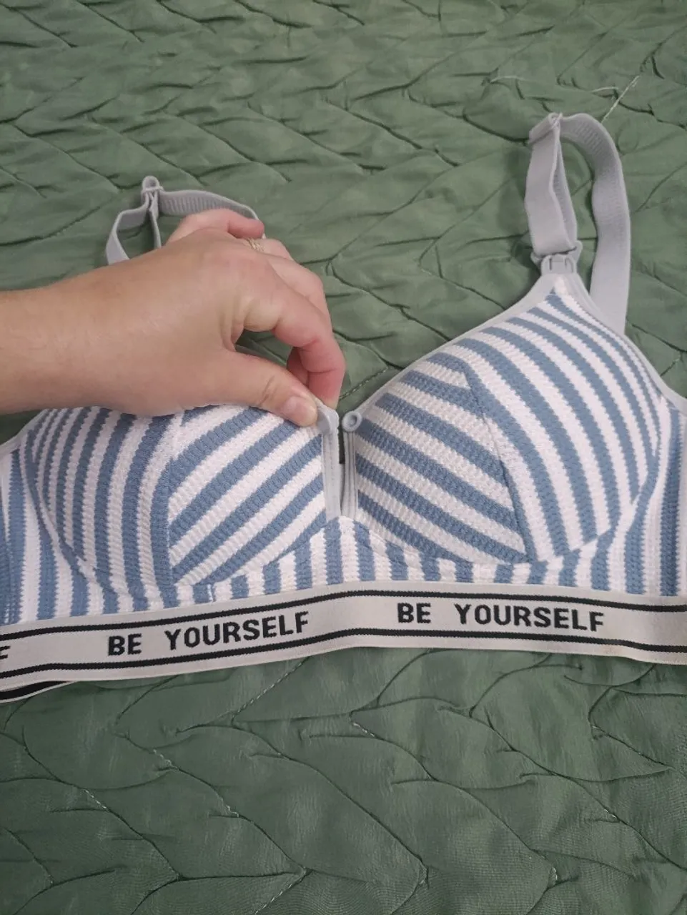 Sutiã listrado azul e branco com frase