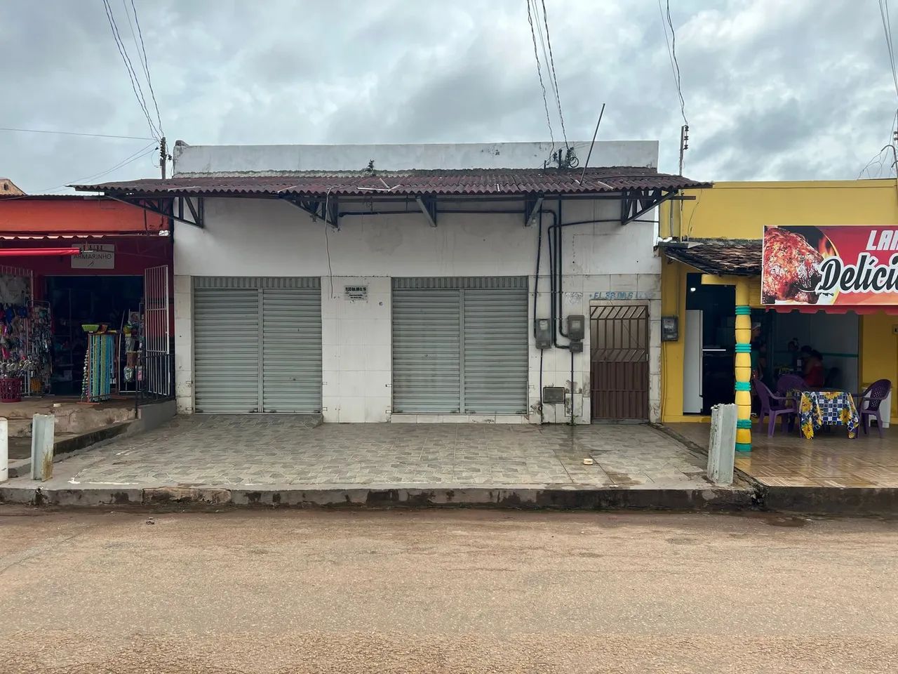 VENDO CASA COM PONTO COMERCIAL NA FRENTE 