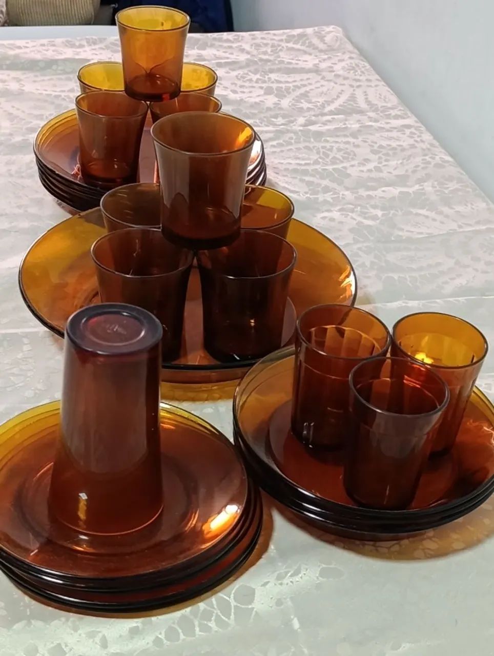 Conjunto de copos e pratos âmbar