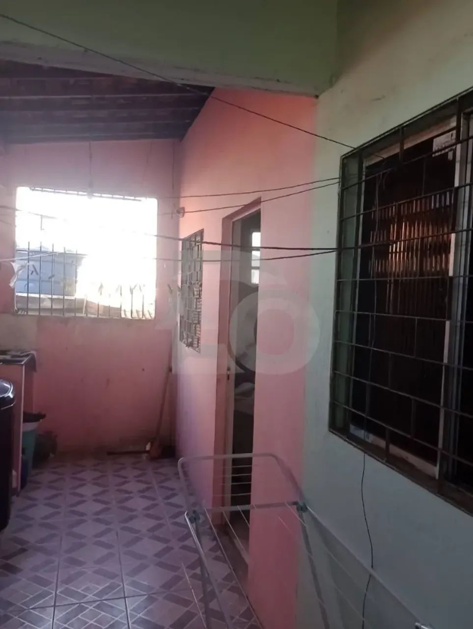 Casa com 2 Pavimentos, 3 Unidades Alugadas e Ponto Comercial no Bugio