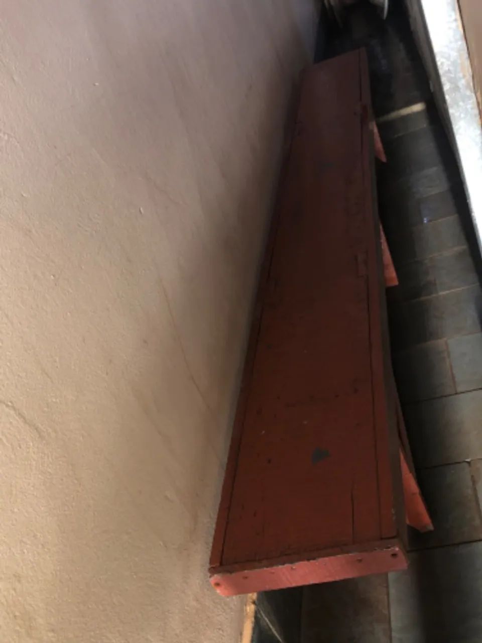 Banco de madeira usado, resistente e funcional. - Foto 4