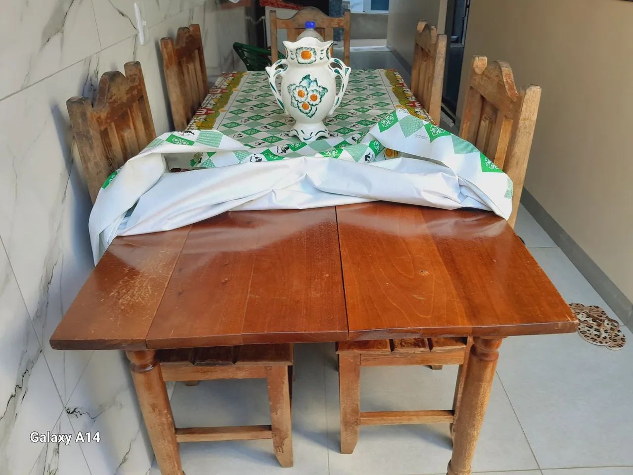 Mesa de madeira com 6 cadeiras  - Foto 4