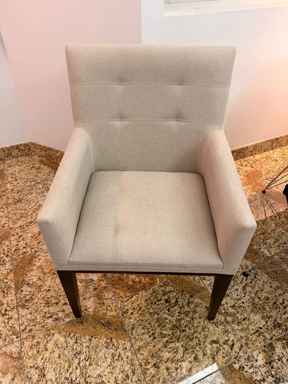Poltrona Estofada em Linho Bege - Capitonê