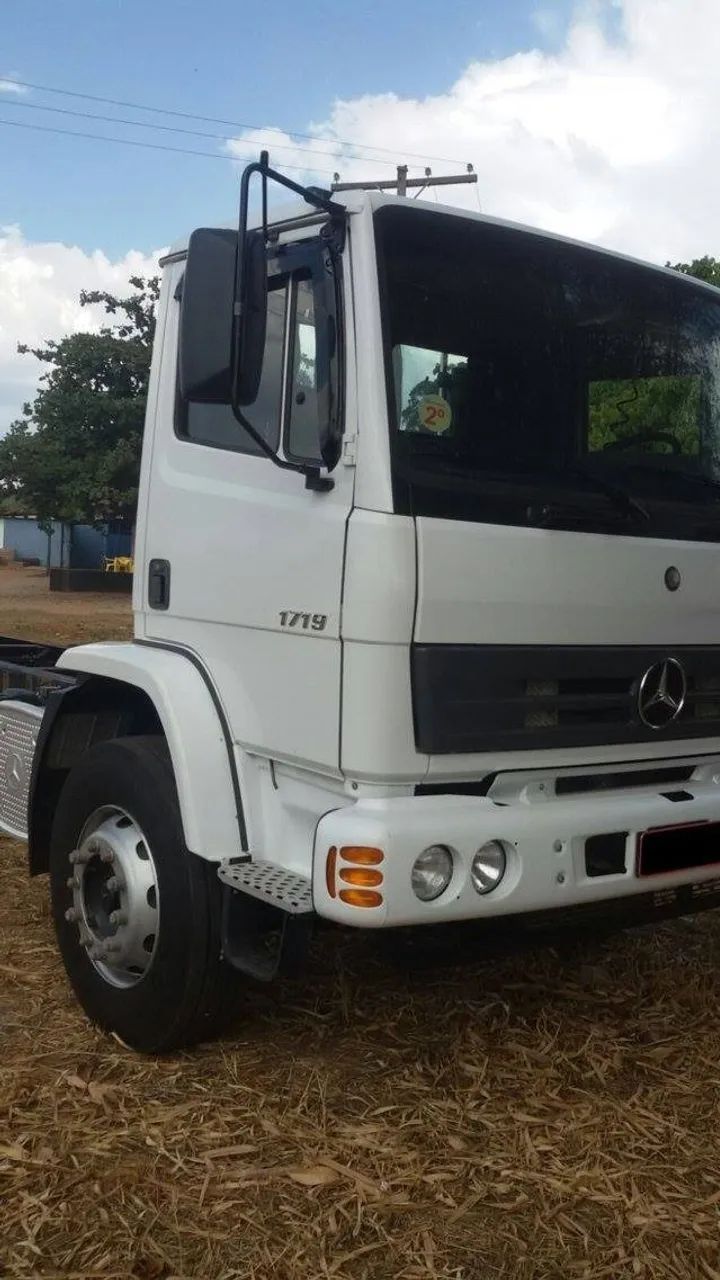 Mb Atron 1719 4x2 Chassi ano 2014
