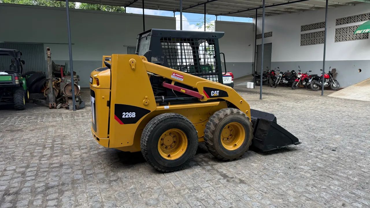 Mini Carregadeira CAT226B - Foto 2
