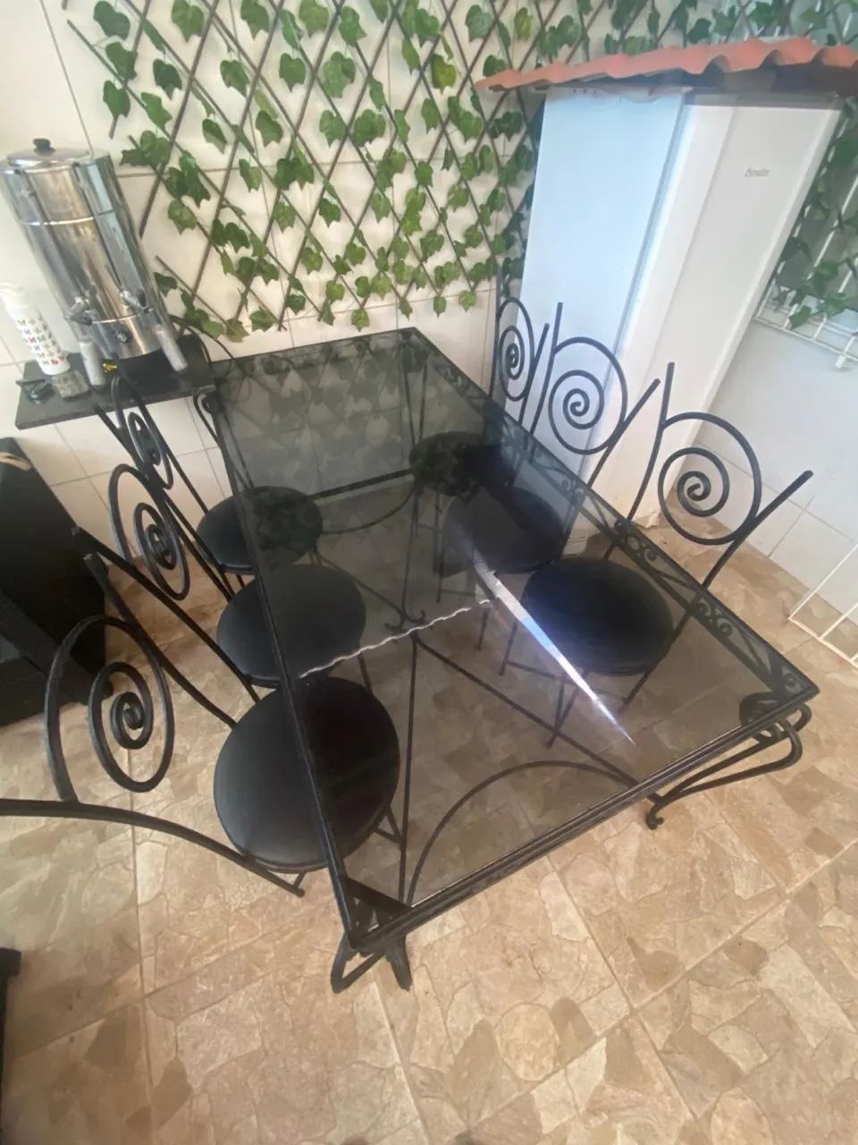 Mesa de ferro com tampo de vidro + 6 cadeiras - Foto 3