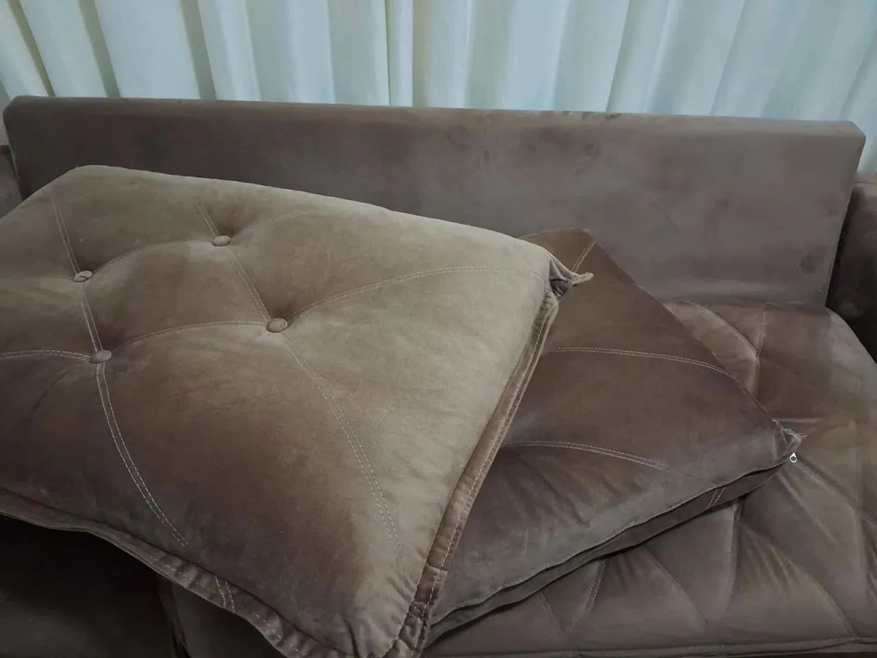 Sofá 2/3 Lugares em Suede Marrom Excelente Estado - R$ 900 - Foto 3