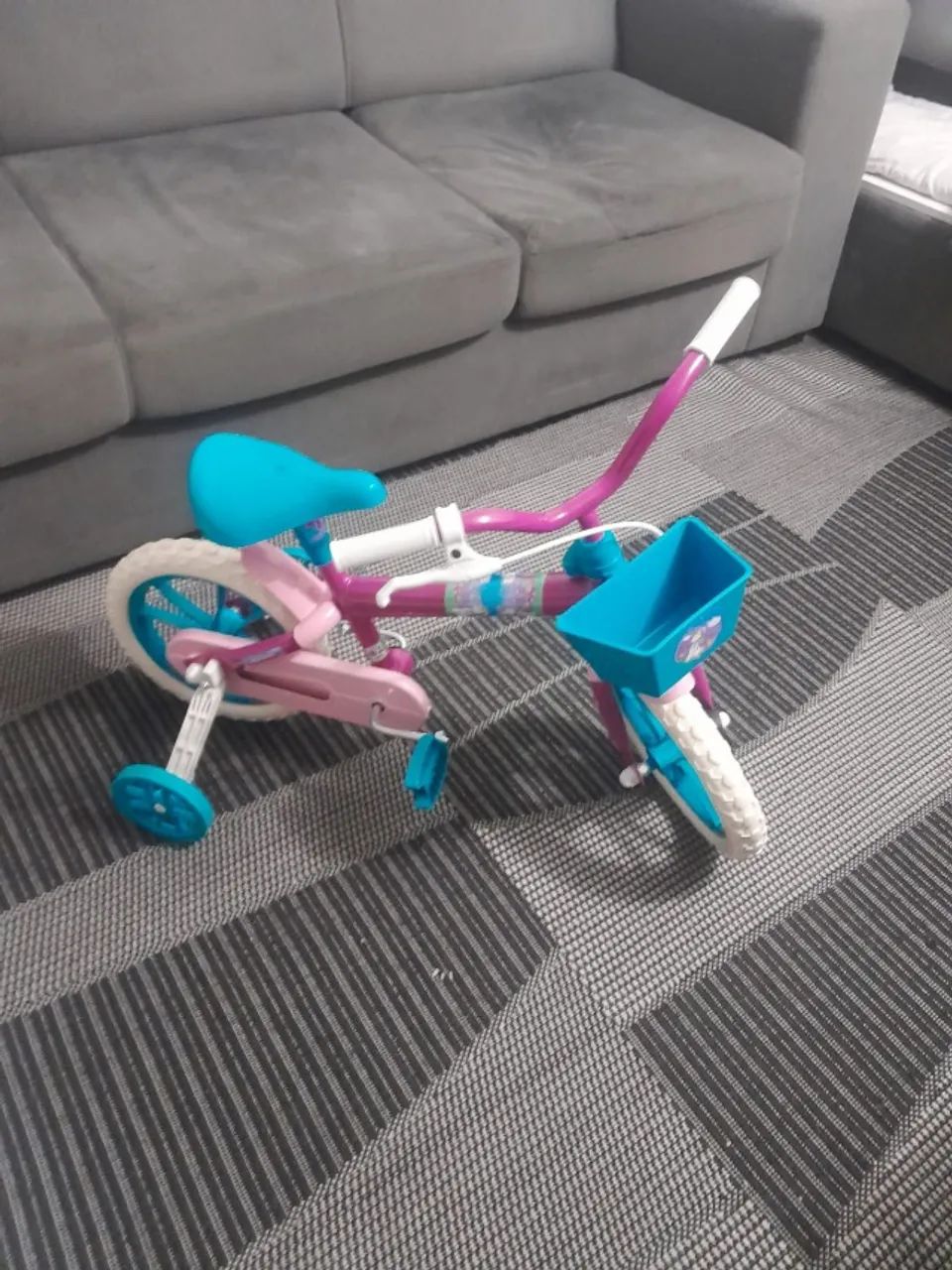 Bicicleta infantil com rodinhas e cestinha ? nunca usada - Foto 4