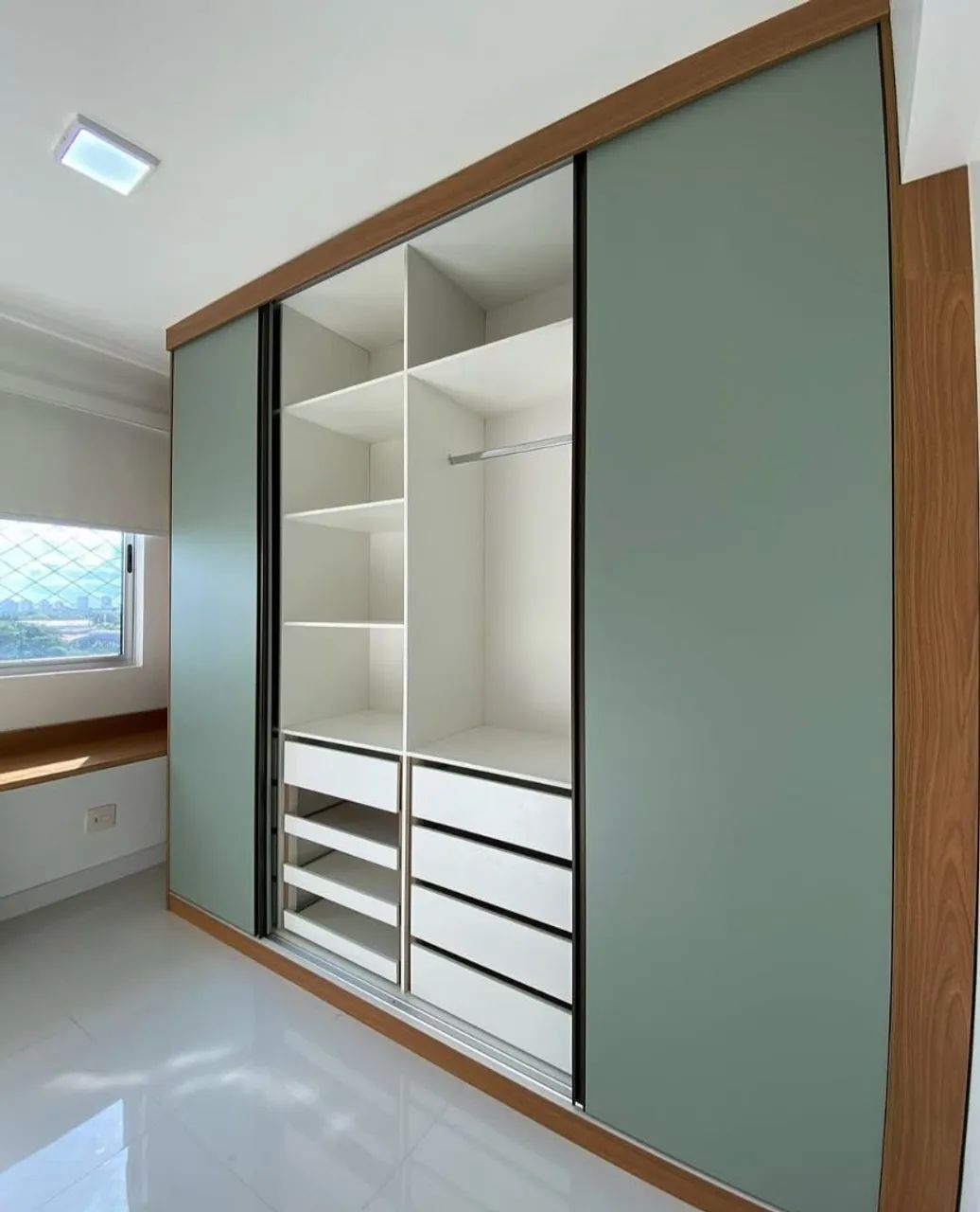 Roupeiro Com Quatro Portas L 2.40 M