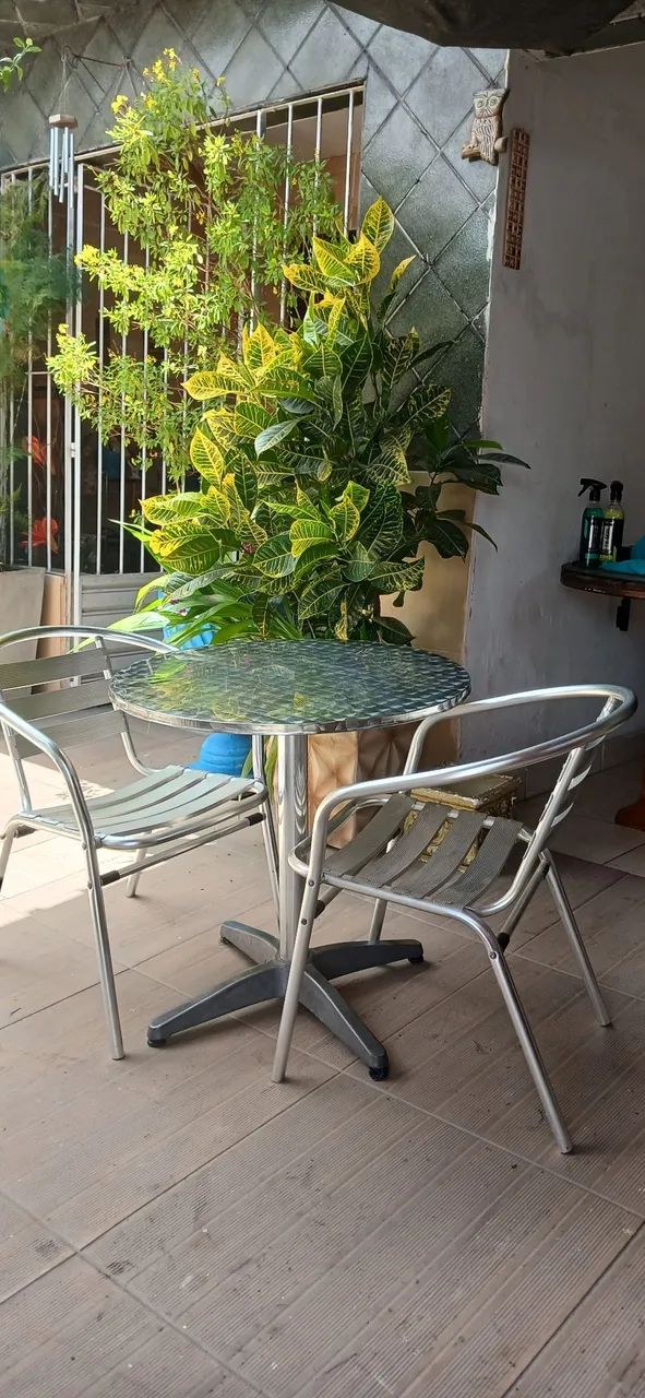 Mesa de alumínio com 2 cadeiras 
