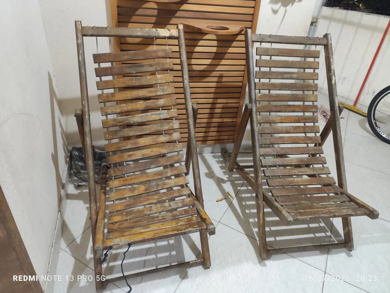 Vendo 2 espreguiçadeira de madeira maciça usada, sendo uma com avaria. - Foto 4