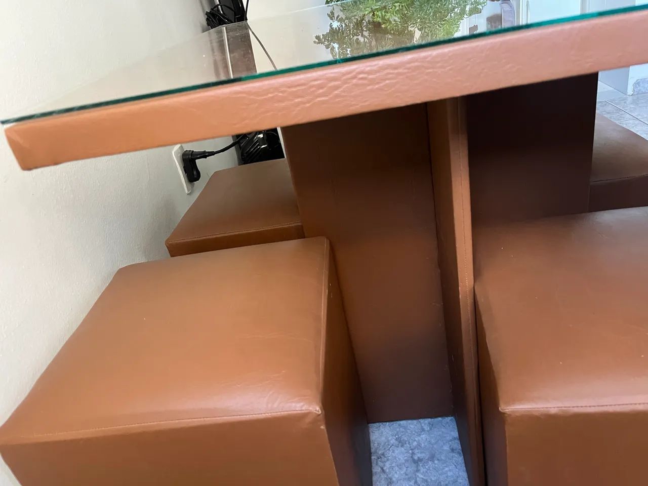Mesa quadrada com vidro e 4 puffs - Foto 5