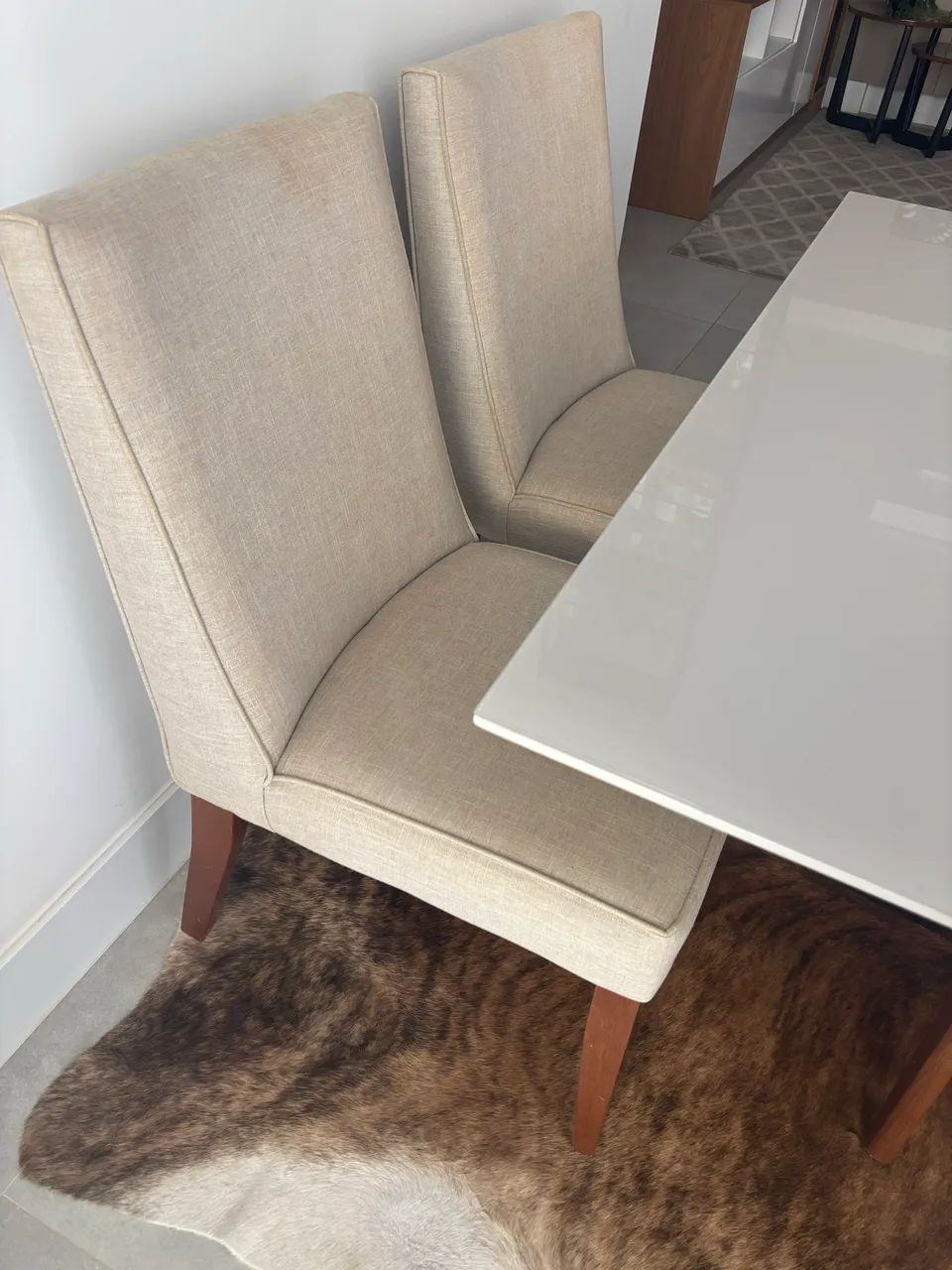 Conjunto de mesa MDF laqueada com vidro e 4 cadeiras  - Foto 2
