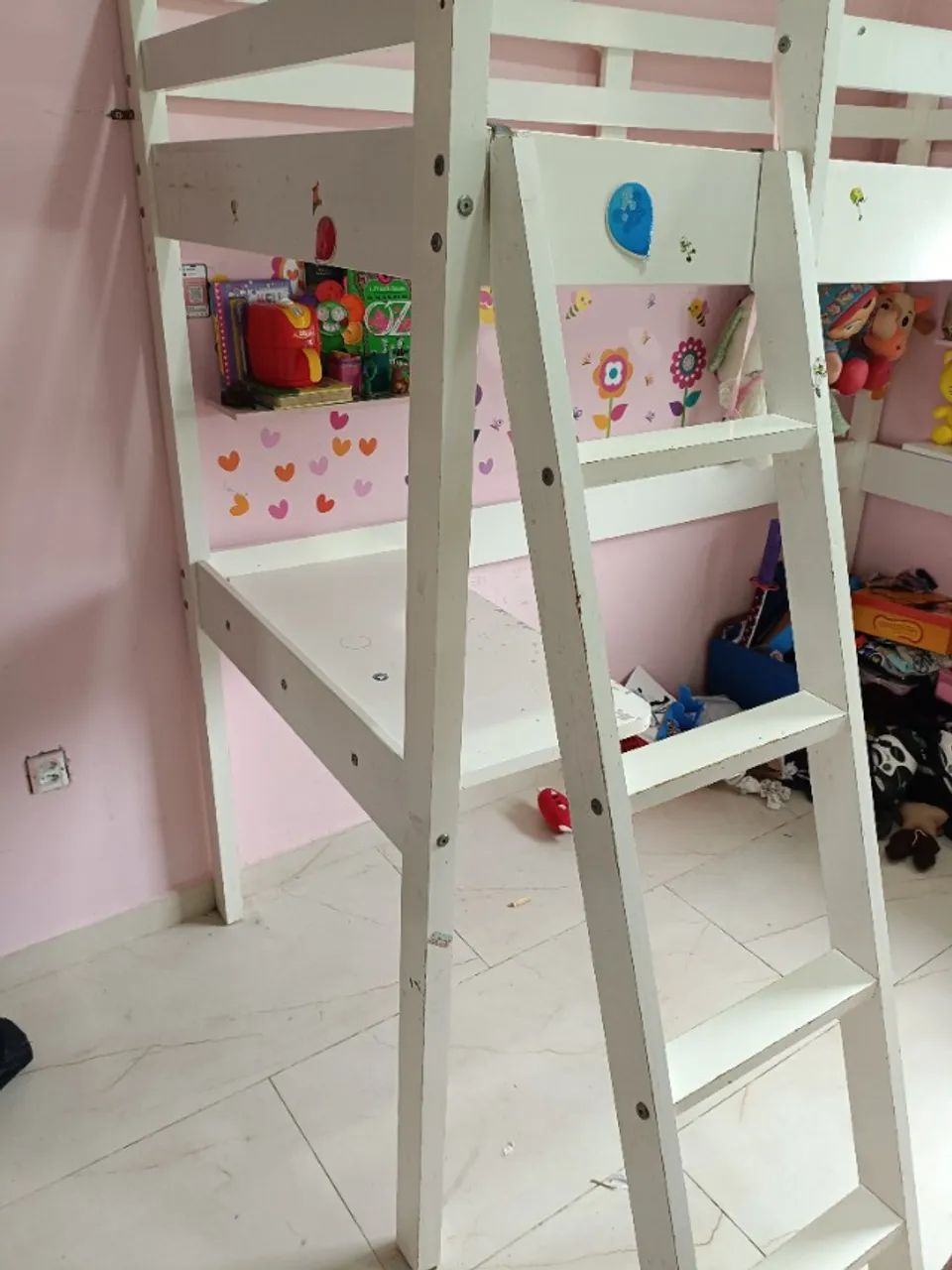 Cama beliche com escrivaninha e escada. Chama no watts *