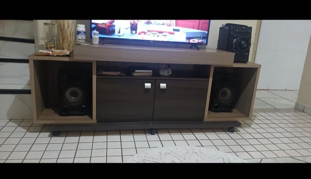 Rack de sala com rodinha super conservada