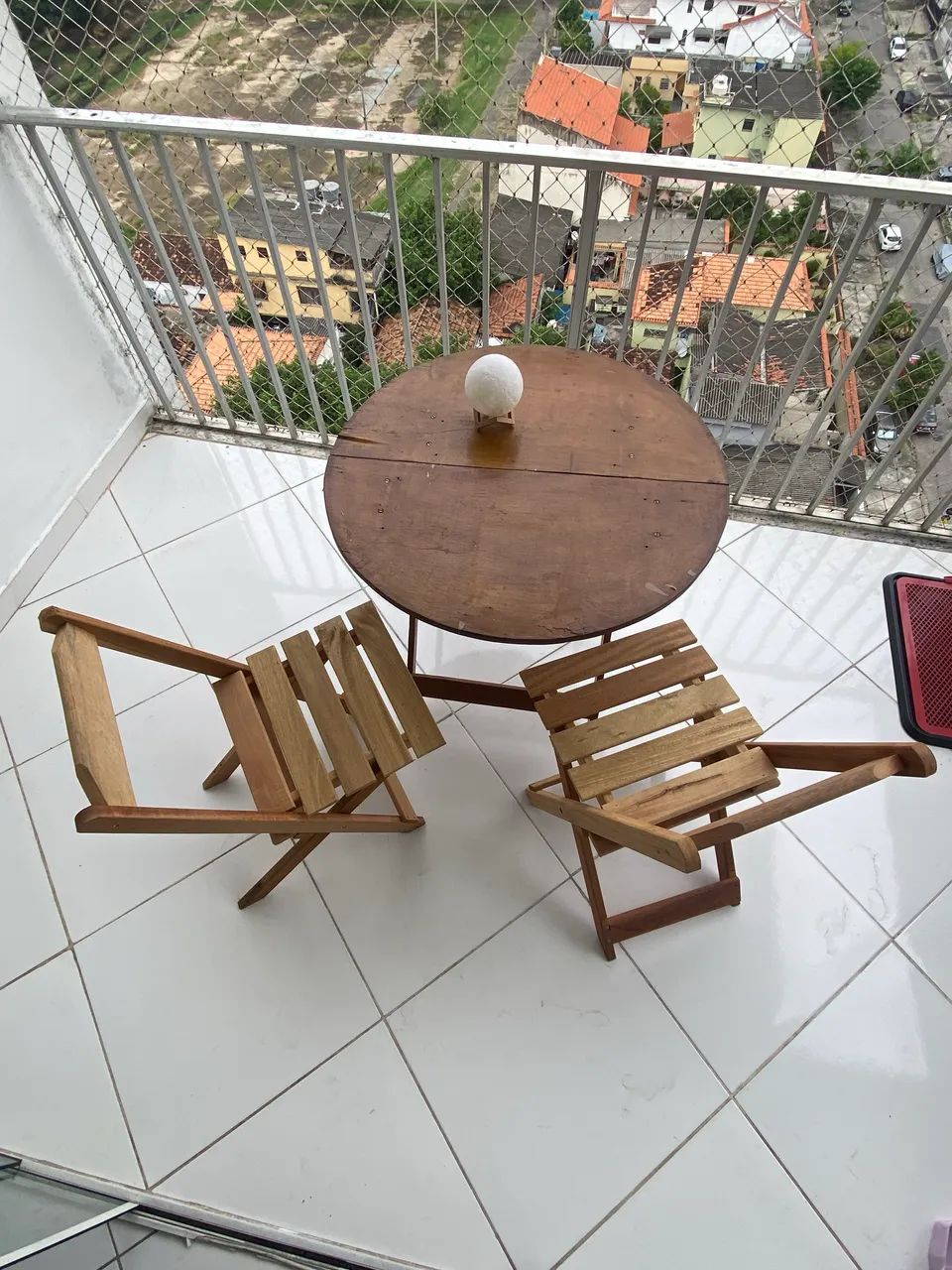 Vendo mesa de madeira + 2 Cadeiras  - Foto 2
