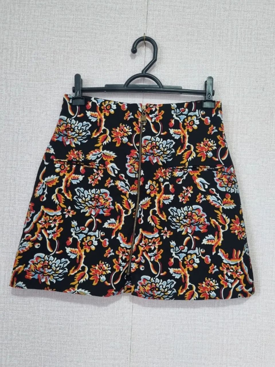Saia SINO PRETA COM ESTAMPAS FLORAIS ZARA