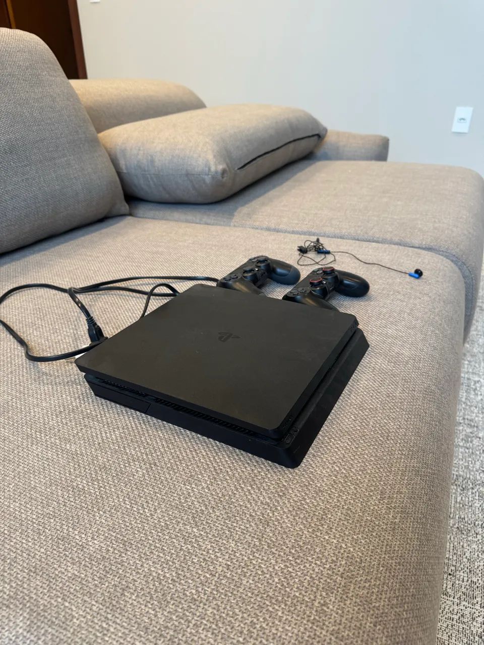 Playstation 4 Slim + 2 controles - Foto 3