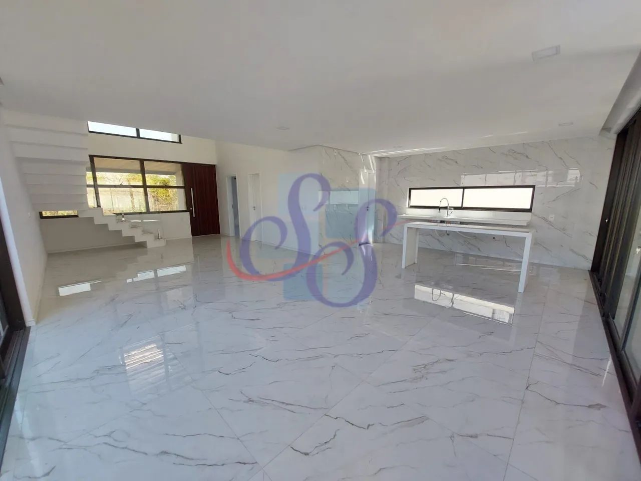 Belíssima casa na Cidade Alpha com 4 suítes - Foto 5