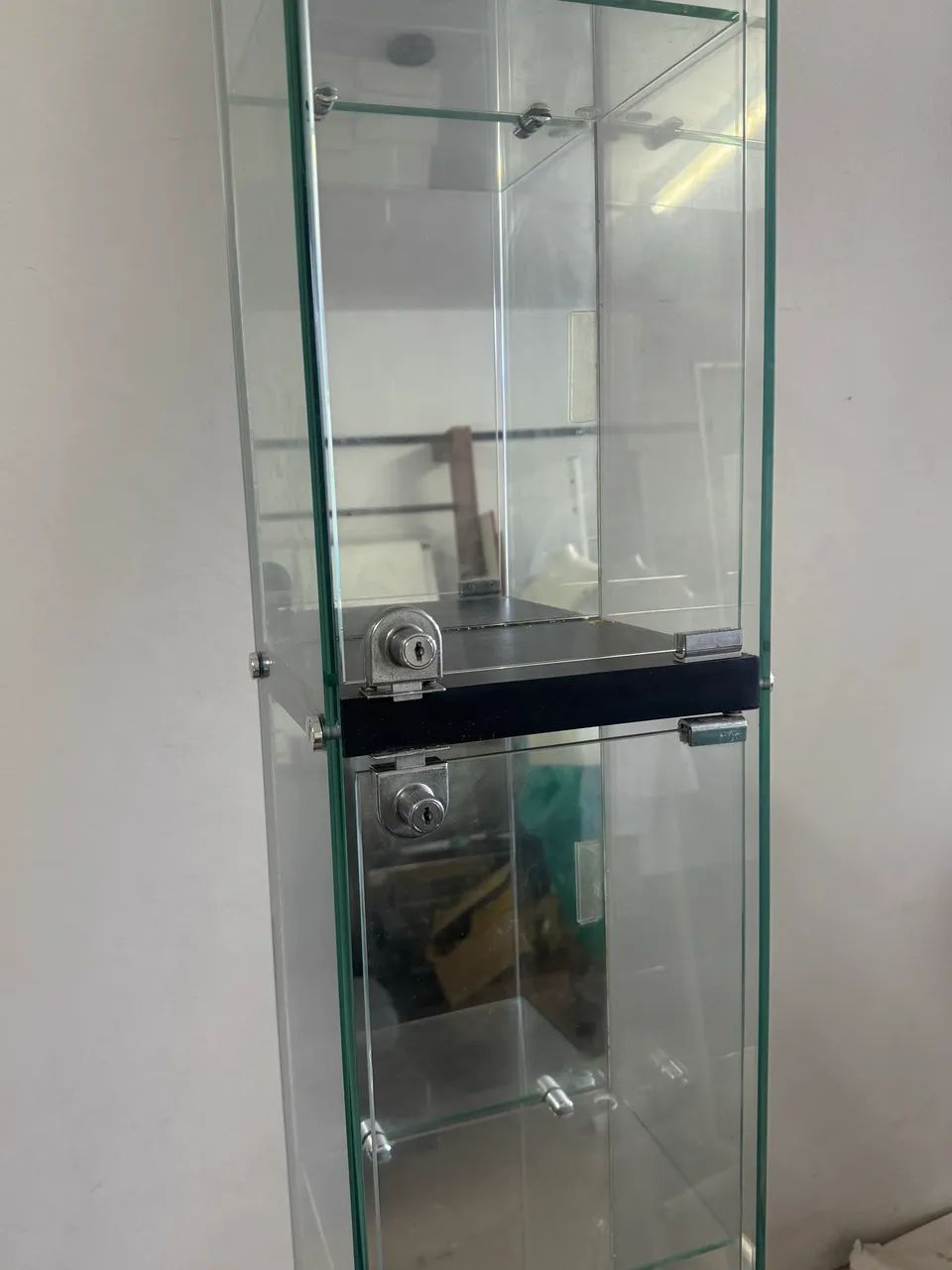 vitrine expositora de vidro, com prateleiras de vidro e porta com fechadura. - Foto 3