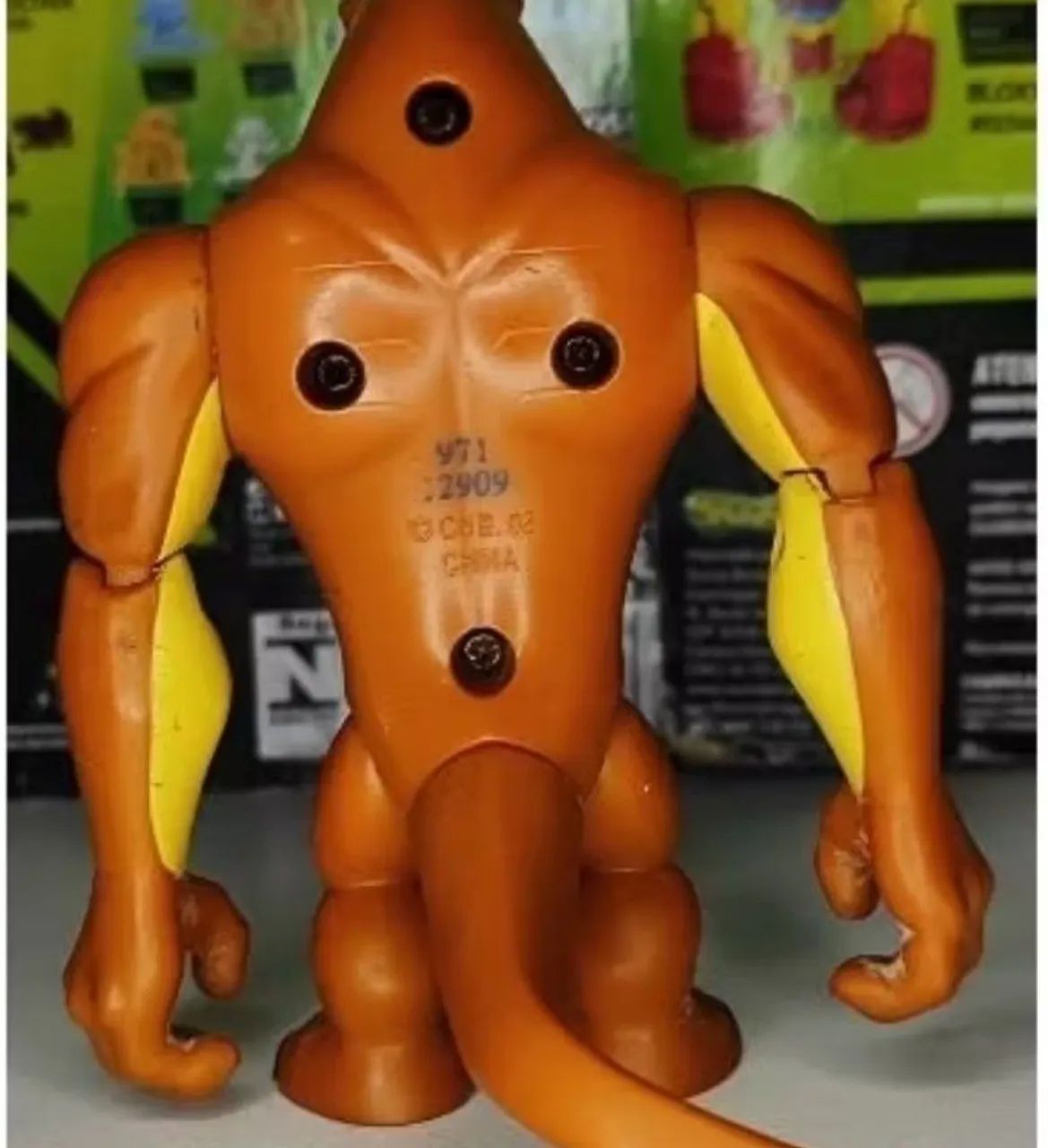 Boneco - Enormossauro   Ben 10  Bandai - Foto 2