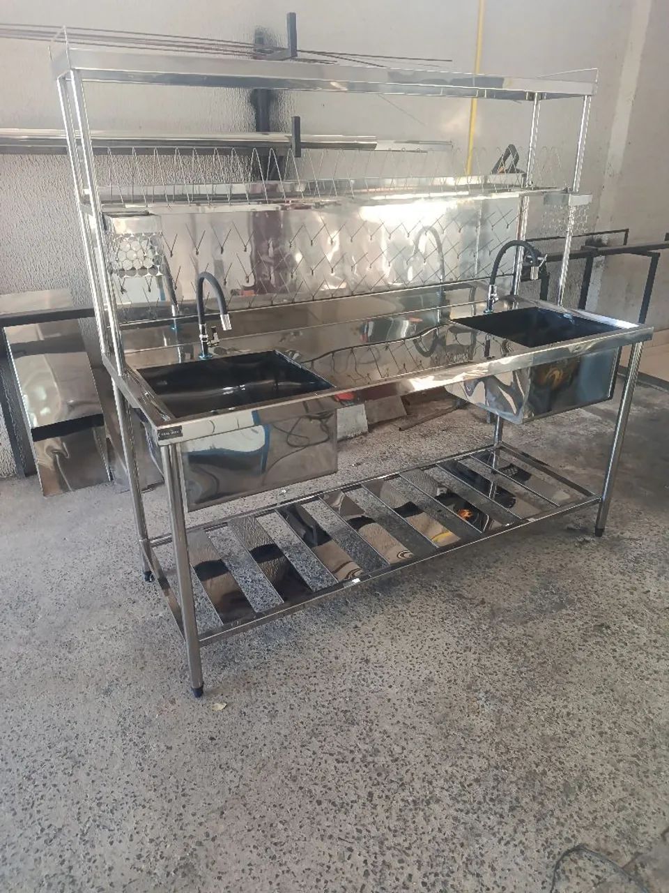 Bancada totalmente em aço inox multifuncional 
