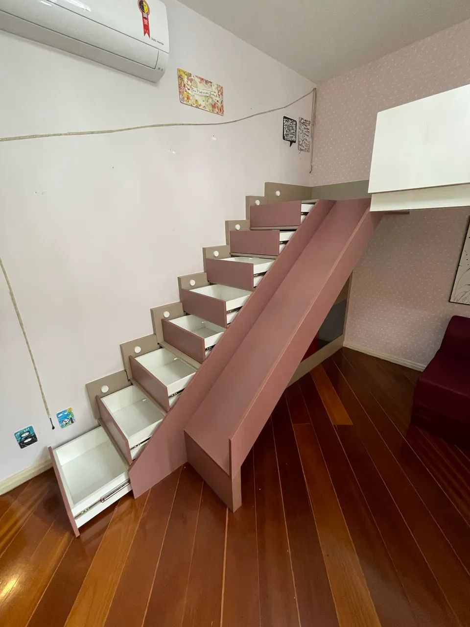     Quarto Infantil Planejado Completo com Cama Elevada, Escorregador e Escada-Gaveta - Foto 2