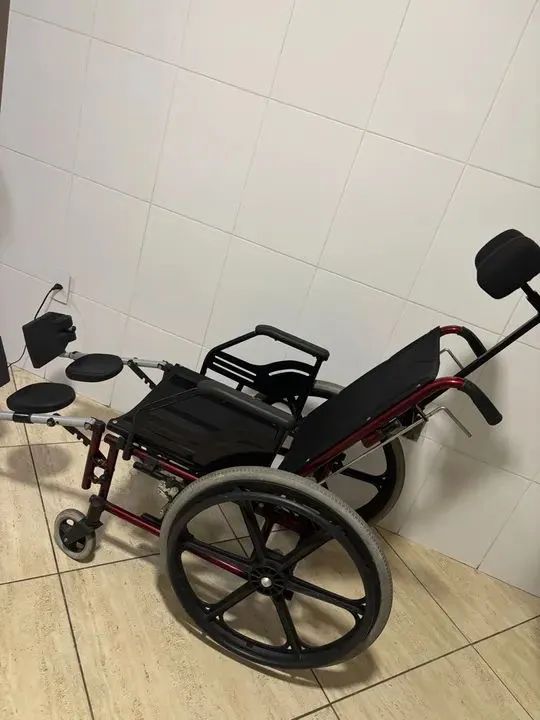 Cadeira de Rodas com Encosto de Cervical - Foto 4
