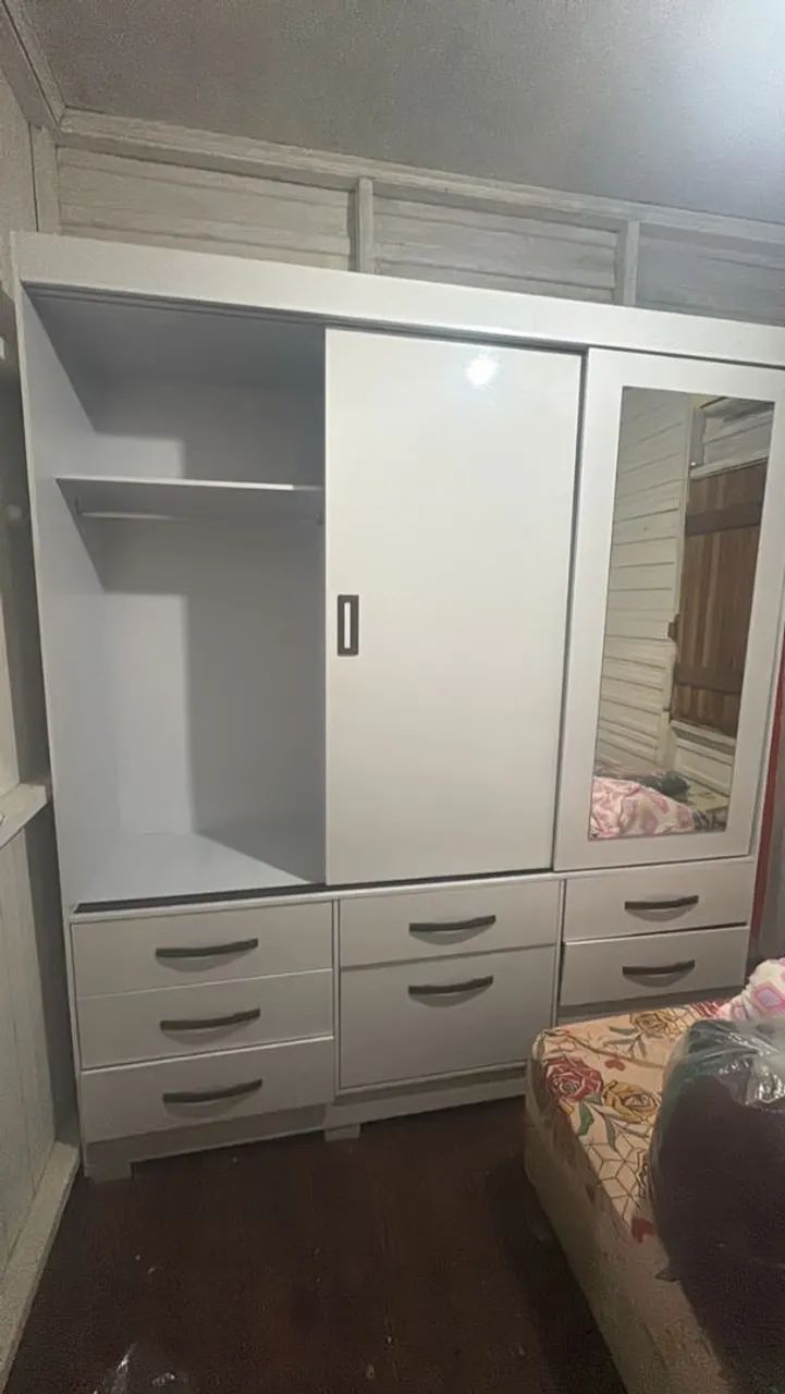Vende-se um guarda-roupa de casal