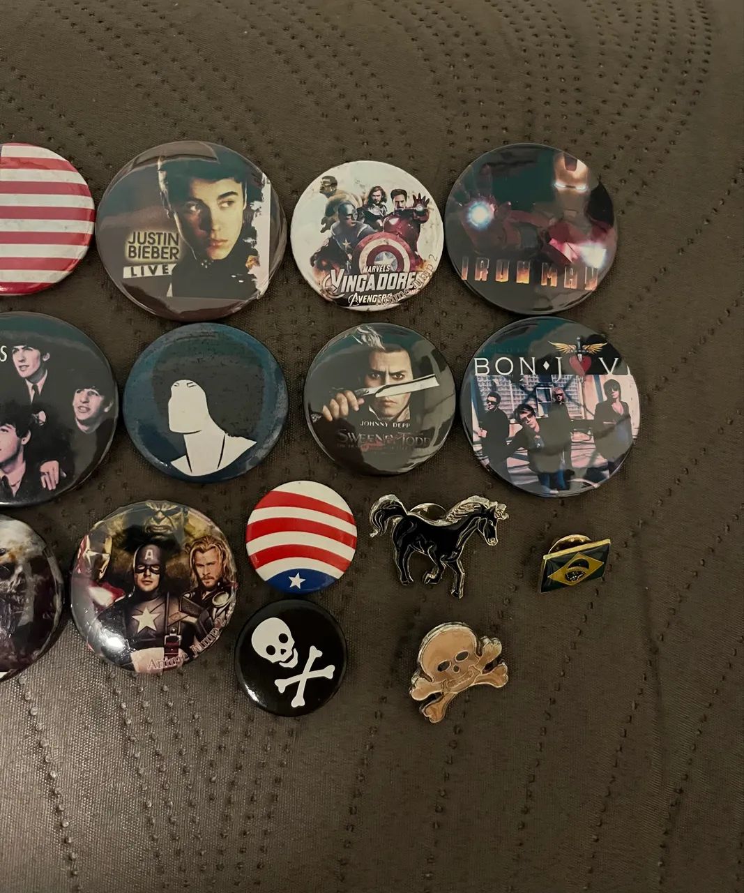 Lote bottons e pins antigos filmes séries bandas - Foto 4