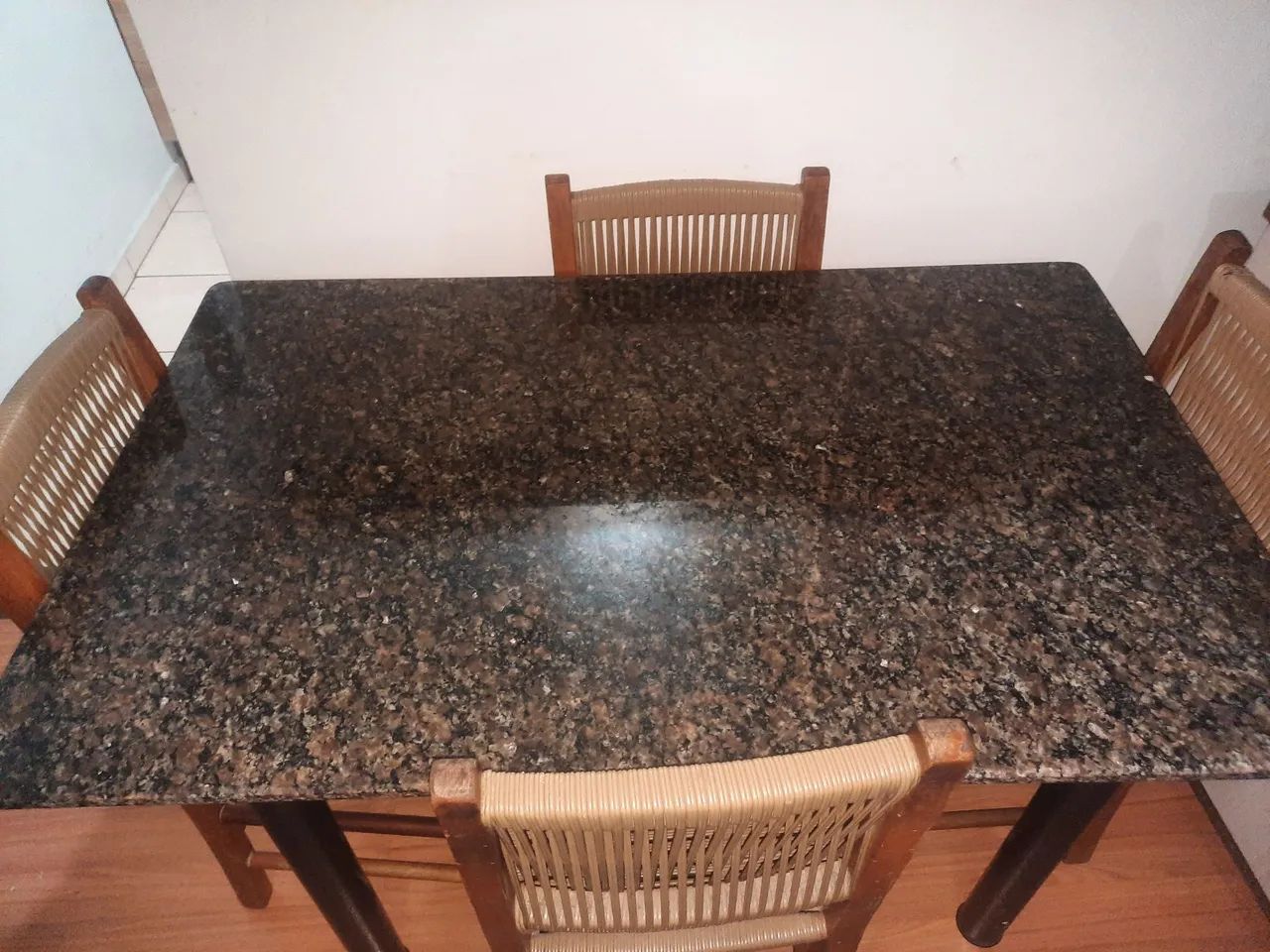 Mesa de quatro cadeiras